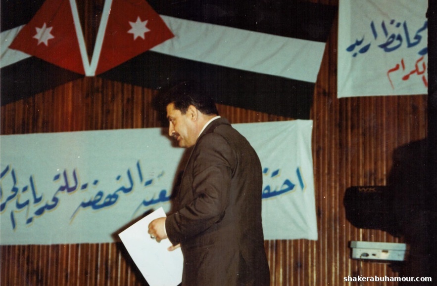 العميد الركن المتقاعد شاكر أبو حمور خلال مشاركته في إحدى فعاليات جمعية النهضة– إربد، عام 2007.