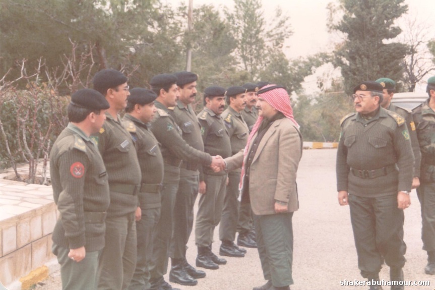 سمو الأمير الحسن بن طلال خلال زيارة إلى قيادة الفرقة الالية الثانية عشر الملكية، ويظهر في الصورة اللواء الركن المتقاعد عيسى المجالي، الذي كان يشغل منصب قائد الفرقة آنذاك، والعميد الركن المتقاعد شاكر أبو حمور، مدير أركان لواء اليرموك الالي آنذاك، إلى جانب مجموعة من ضباط القوات المسلحة  1992

