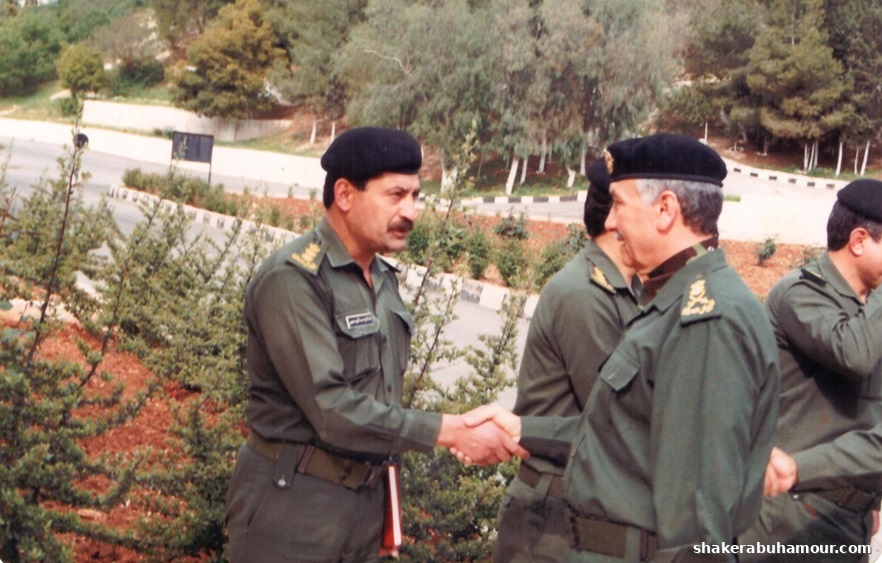 عام 1990 – يظهر في الصورة رئيس هيئة الأركان المشتركة آنذاك، المشير الركن المتقاعد فيصل أبو طالب، خلال زيارته التفقدية لقيادة الفرقة الآلية الثانية عشرة.
ويظهر في الصورة العميد الركن المتقاعد شاكر احمد أبو حمور، قائد مجموعة الإسناد الإداري واللوجستي للفرقة، في لحظة مصافحة رسمية تعكس روح الانضباط والتقدير العسكري.

