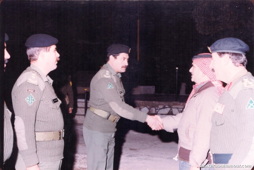 سمو الأمير الحسن بن طلال خلال زيارة رسمية  للواء اليرموك الآلي عام 1992.
ويظهر في الصورة قائد اللواء آنذاك العميد الركن المتقاعد رافع العمري، ومدير أركان لواء اليرموك العميد الركن المتقاعد شاكر أبو حمور، في لحظة استقبال رسمية تعبّر عن التقدير والتواصل المباشر بين القيادة العليا ووحدات الميدان.

