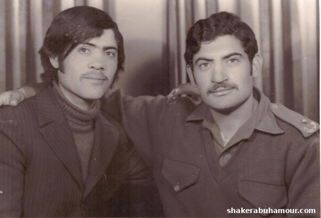 الأخوان شاهر وشاكر أحمد أبو حمور، في لقطة من عام 1972.
نظرات الشباب، وملامح المحبة، وتلك البساطة الصادقة التي لا تزول مع الزمن...
بساطة الزمن الجميل، ونظرات تُخبئ ألف حكاية عن الوفاء والمحبة.
لحظة عفوية جمعتها المحبة، وخلّدها الحنين.
أخوّة العمر، وذكريات لا تُنسى من بدايات الطريق، ونظرة أمل لا تصدأ مهما مرّت السنوات