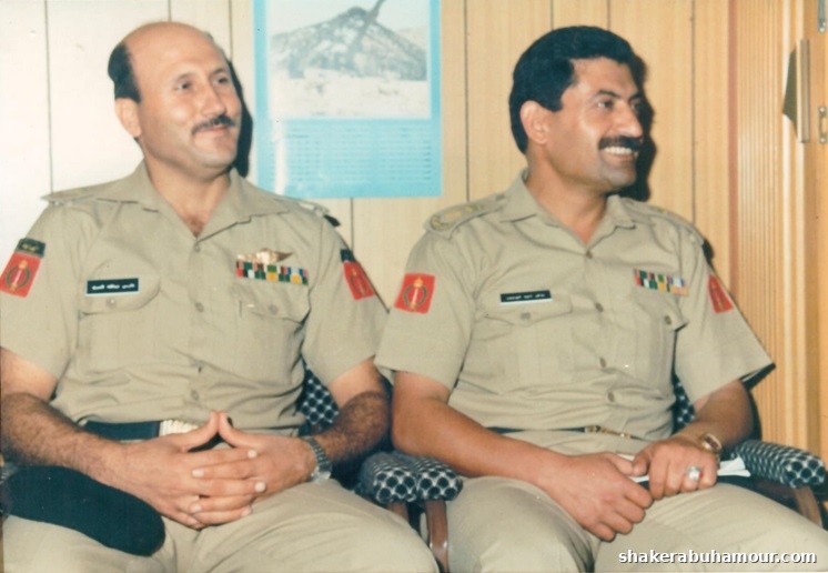 العميد الركن المتقاعد شاكر أبو حمّور واللواء الركن المتقاعد فارس العمري خلال مناسبة عسكرية داخل كتيبة شرحبيل بن حسنة عام 1986.
