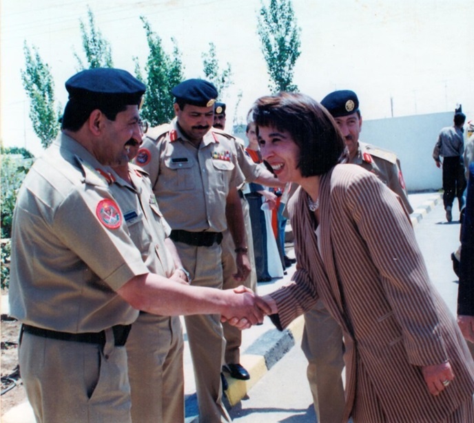 سمو الأميرة بسمة بنت طلال خلال زيارتها إلى القيادة العامة عام 1996، ويظهر في الصورة العميد الركن المتقاعد شاكر أبو حمور برفقة مجموعة من كبار الضباط.
