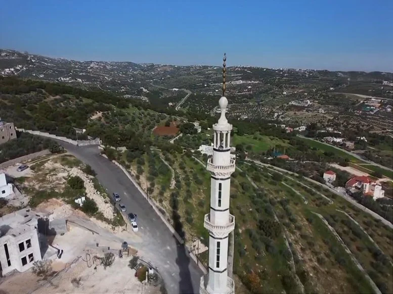 إطلالة جوية لغرب مسجد الوسية في محافظة البلقاء في مدينة السلط في المملكة الأردنية الهاشمية